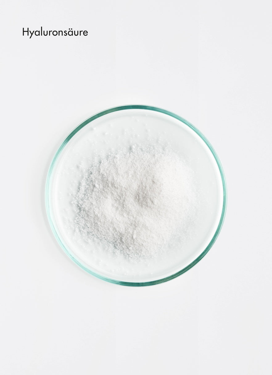 Powder in a glass bowl on a white background with 'Hyaluronsäure' text.
